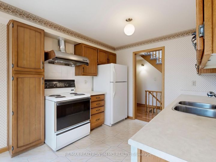 Photo 5 at 90 Belinda Square, Steeles, Toronto