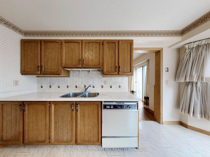Photo 7 at 90 Belinda Square, Steeles, Toronto