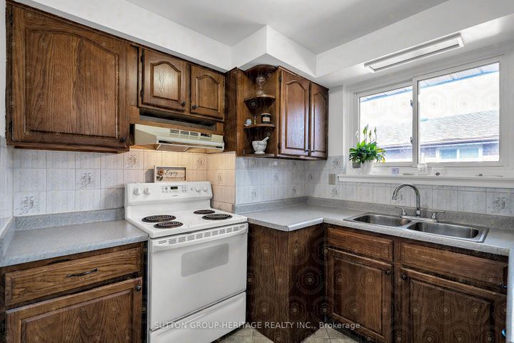 Photo 7 at 792 Tatra Drive, McLaughlin, Oshawa