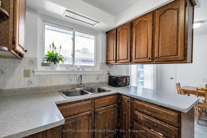 Photo 8 at 792 Tatra Drive, McLaughlin, Oshawa