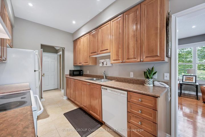 Photo 13 at 33 - 300 Ravineview Way, WC Wedgewood Creek, Oakville