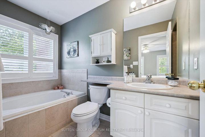 Photo 20 at 33 - 300 Ravineview Way, WC Wedgewood Creek, Oakville