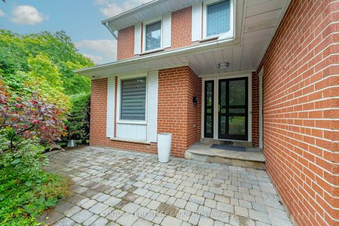 Photo 2 at 61 Foursome Crescent, Windfields, Toronto