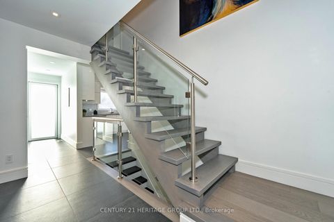 Photo 6 at 61 Foursome Crescent, Windfields, Toronto