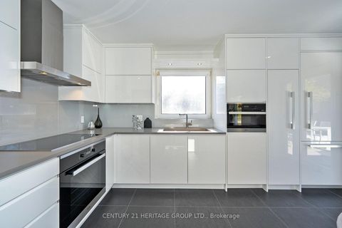 Photo 8 at 61 Foursome Crescent, Windfields, Toronto
