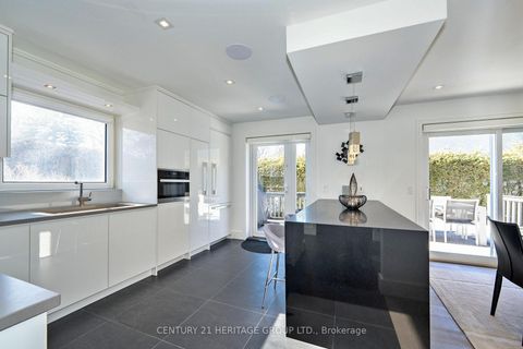 Photo 12 at 61 Foursome Crescent, Windfields, Toronto