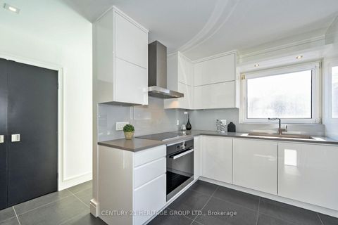 Photo 13 at 61 Foursome Crescent, Windfields, Toronto