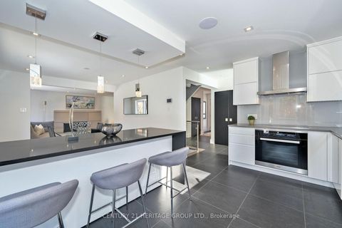 Photo 14 at 61 Foursome Crescent, Windfields, Toronto