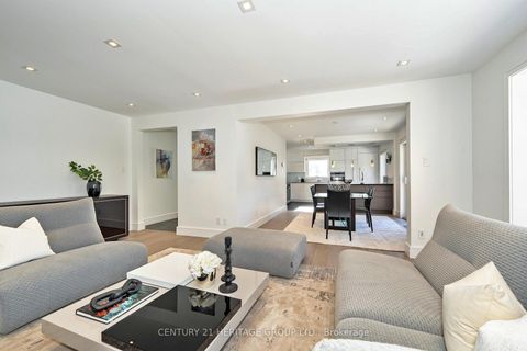 Photo 18 at 61 Foursome Crescent, Windfields, Toronto
