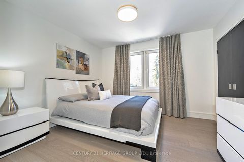 Photo 23 at 61 Foursome Crescent, Windfields, Toronto