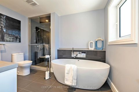 Photo 31 at 61 Foursome Crescent, Windfields, Toronto