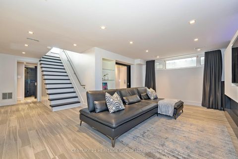 Photo 34 at 61 Foursome Crescent, Windfields, Toronto