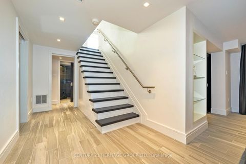 Photo 35 at 61 Foursome Crescent, Windfields, Toronto