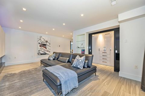 Photo 36 at 61 Foursome Crescent, Windfields, Toronto
