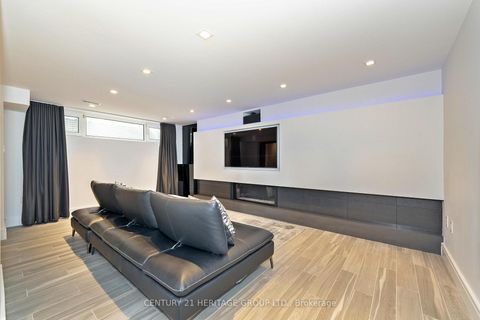 Photo 37 at 61 Foursome Crescent, Windfields, Toronto