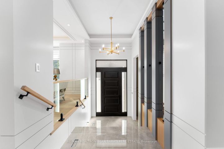 Photo 2 at 20 Tobruk Crescent, Newtonbrook East, Toronto