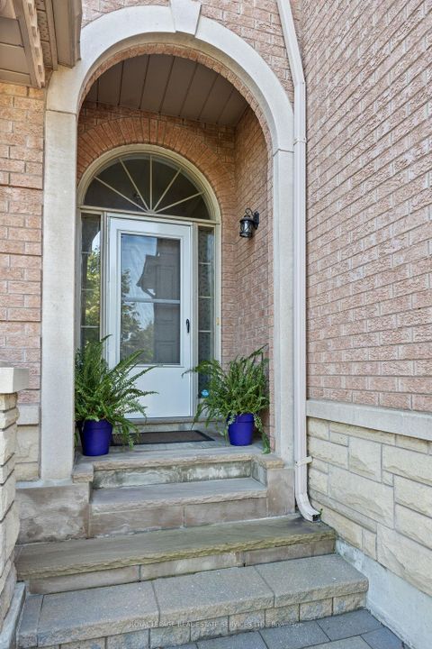 Photo 1 at 140 Kingsbridge Circle, Beverley Glen, Vaughan