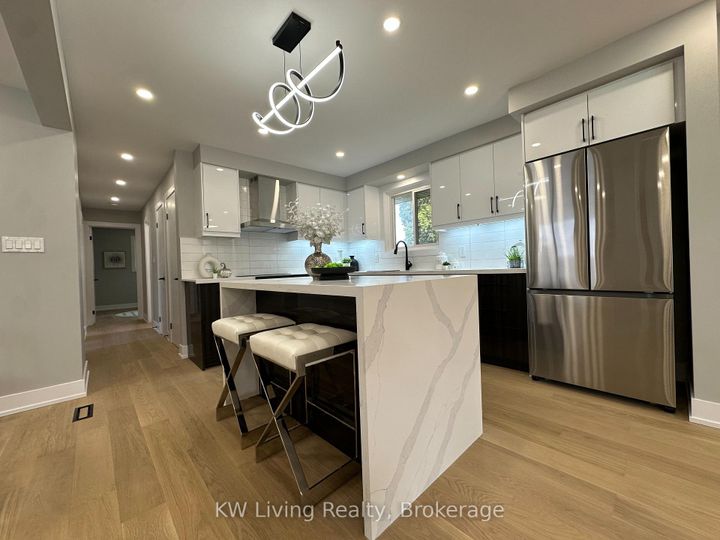 Photo 2 at 2531 Glengarry Road, Erindale, Mississauga