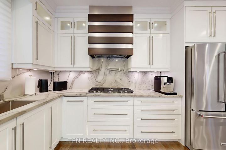 Photo 11 at 177 Bentoak Crescent, Patterson, Vaughan