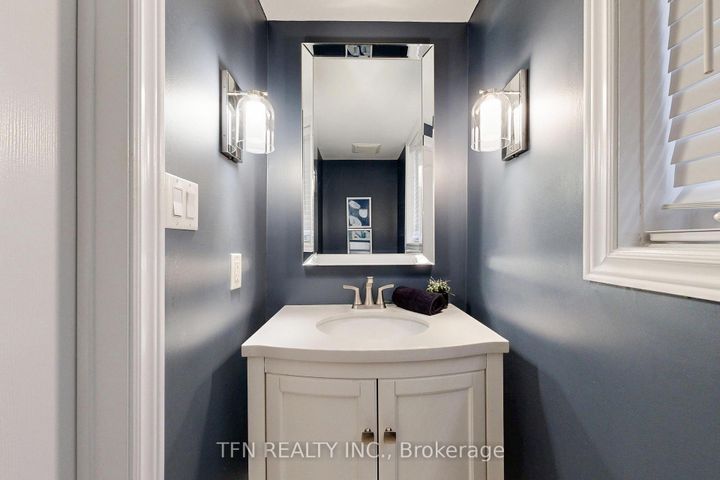 Photo 19 at 177 Bentoak Crescent, Patterson, Vaughan