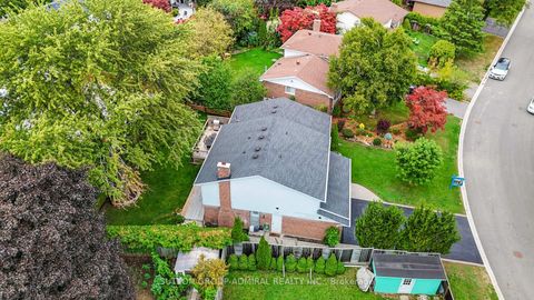 Photo 3 at 51 Blue Spruce Lane, Royal Orchard, Markham