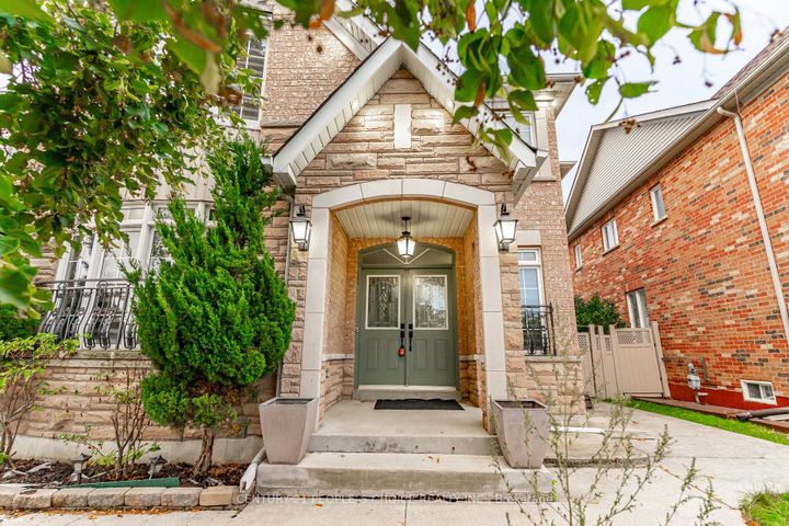 Photo 2 at 39 Huntspoint Drive, Bram East, Brampton