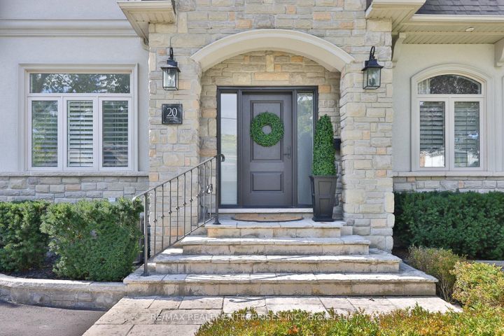 Photo 2 at 20 Cumberland Drive, Port Credit, Mississauga