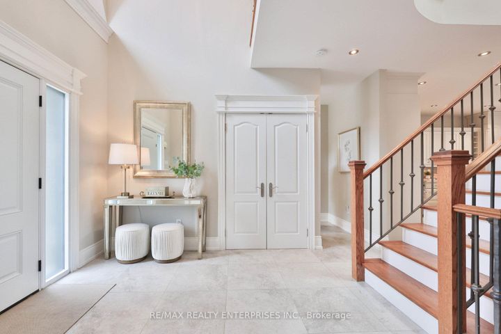 Photo 4 at 20 Cumberland Drive, Port Credit, Mississauga