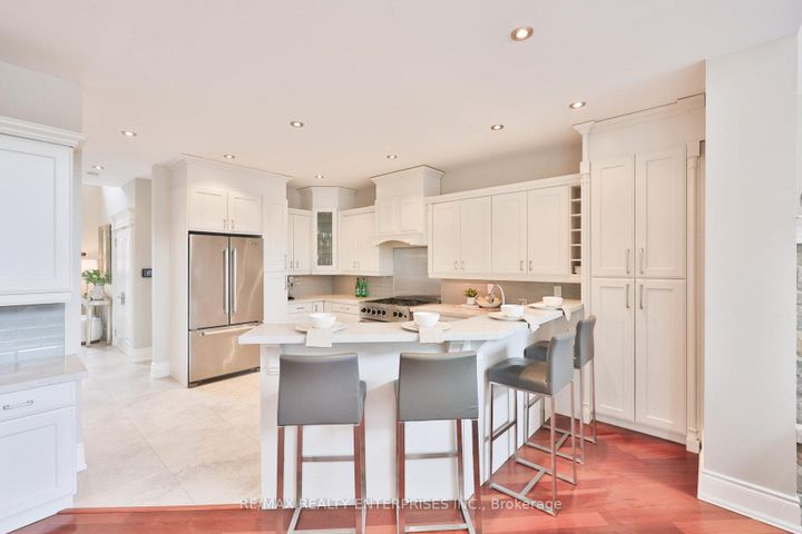 Photo 8 at 20 Cumberland Drive, Port Credit, Mississauga