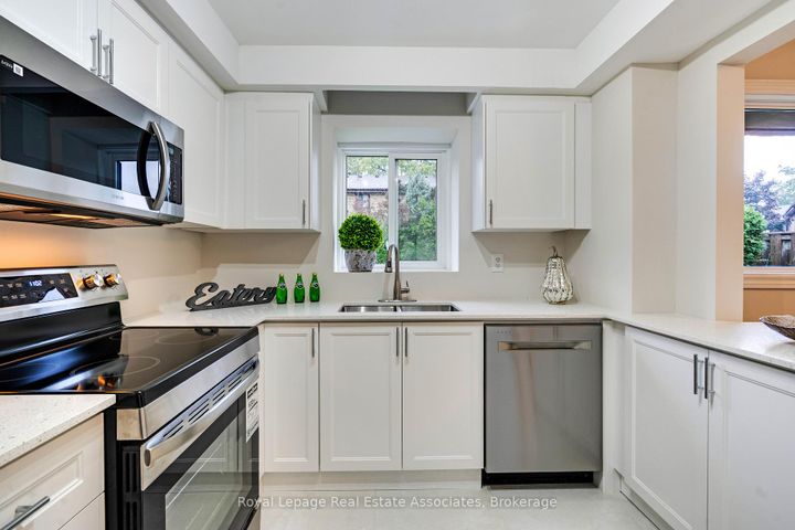 Photo 7 at 57 - 2605 Woodchester Drive, Sheridan, Mississauga