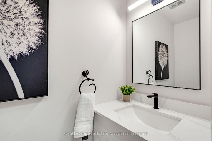 Photo 8 at 57 - 2605 Woodchester Drive, Sheridan, Mississauga