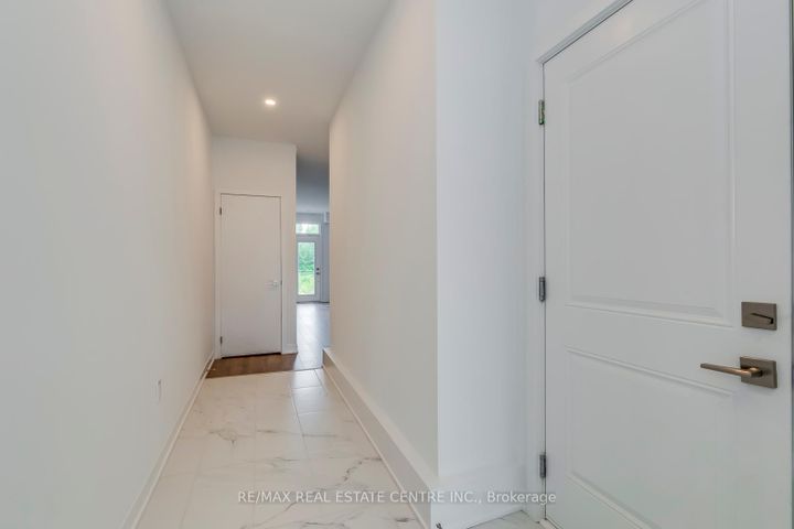 Photo 3 at 3049 Trailside Drive, GO Glenorchy, Oakville