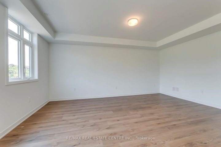 Photo 7 at 3049 Trailside Drive, GO Glenorchy, Oakville