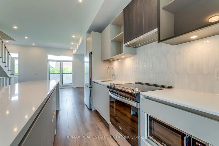 Photo 11 at 3049 Trailside Drive, GO Glenorchy, Oakville