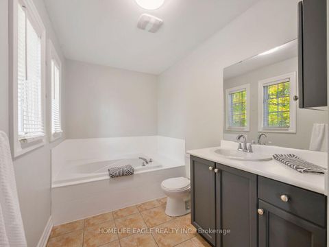 Photo 12 at 9 Marbella Road, Sonoma Heights, Vaughan
