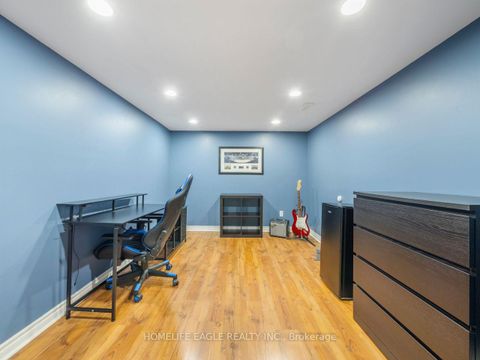 Photo 18 at 9 Marbella Road, Sonoma Heights, Vaughan