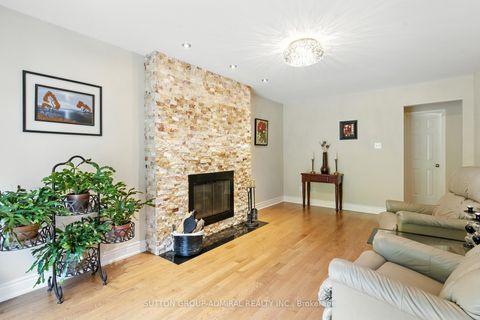 Photo 9 at 4 Mair Court, North Richvale, Richmond Hill