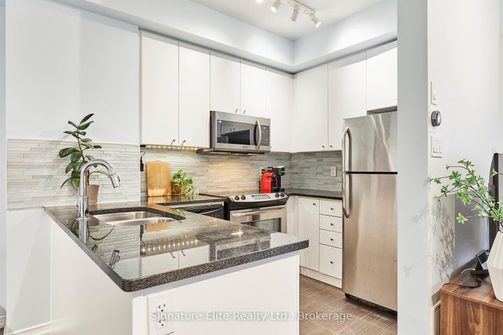 Photo 7 at 37 - 31 Coneflower Crescent, Branson, Toronto