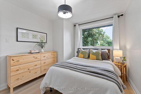 Photo 24 at 18 Lavington Drive, Richview, Toronto