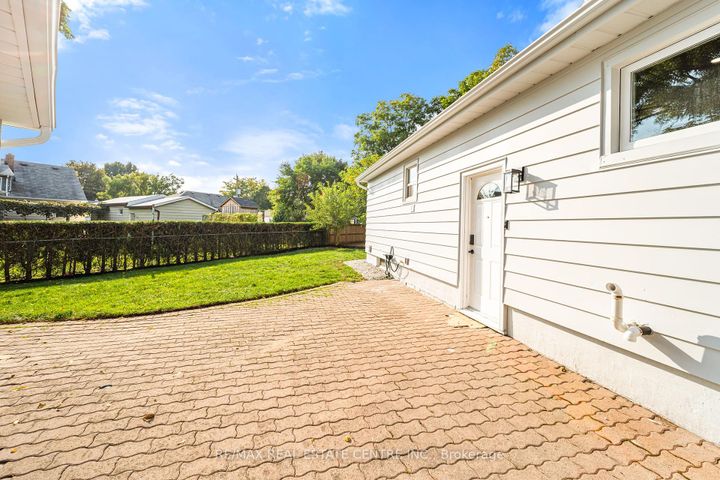 Photo 3 at 133 Inglewood Drive, CO Central, Oakville