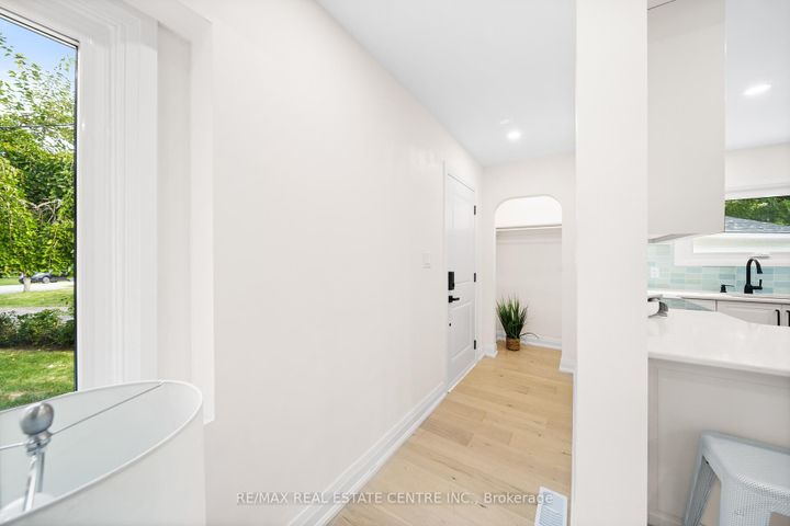 Photo 6 at 133 Inglewood Drive, CO Central, Oakville