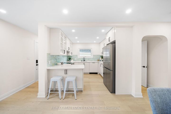 Photo 14 at 133 Inglewood Drive, CO Central, Oakville