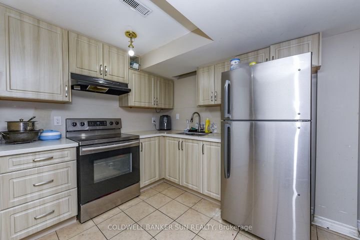 Photo 36 at 34 Benmore Crescent, Vales of Castlemore, Brampton
