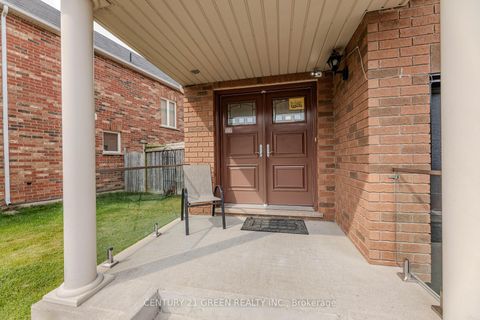 Photo 3 at 18 Summit Drive, Vellore Village, Vaughan