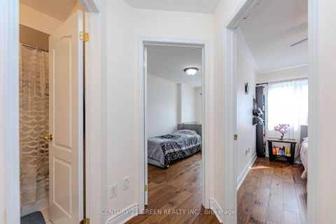Photo 31 at 18 Summit Drive, Vellore Village, Vaughan