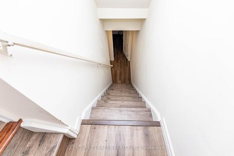 Photo 38 at 18 Summit Drive, Vellore Village, Vaughan