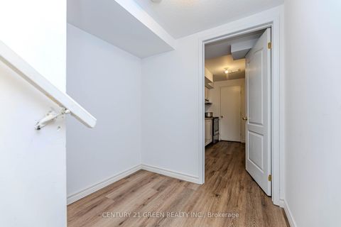 Photo 39 at 18 Summit Drive, Vellore Village, Vaughan