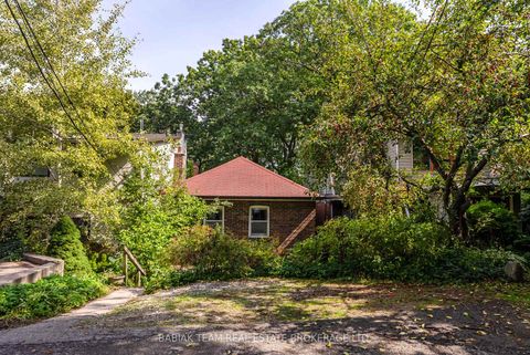 Photo 1 at 8 Grenadier Ravine Drive, Swansea, Toronto