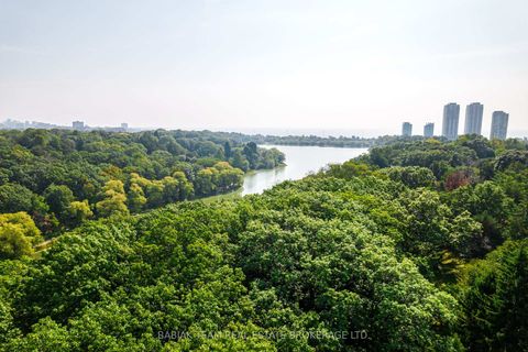 Photo 28 at 8 Grenadier Ravine Drive, Swansea, Toronto