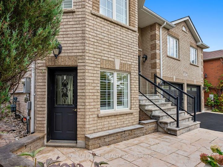 Photo 3 at 15 Eve Court, Bradford, Bradford West Gwillimbury